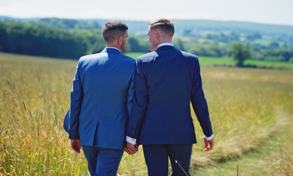 homosexuelles Paar beim Spaziergang