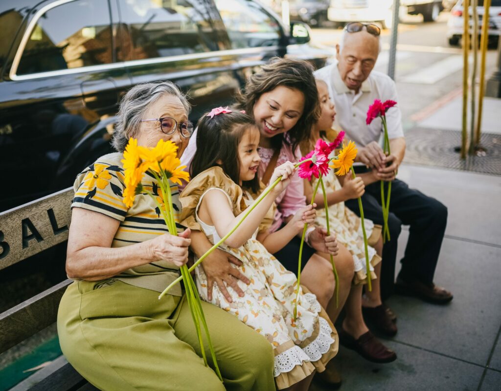 Familie mit Mutter, Oma, Opa und Kind