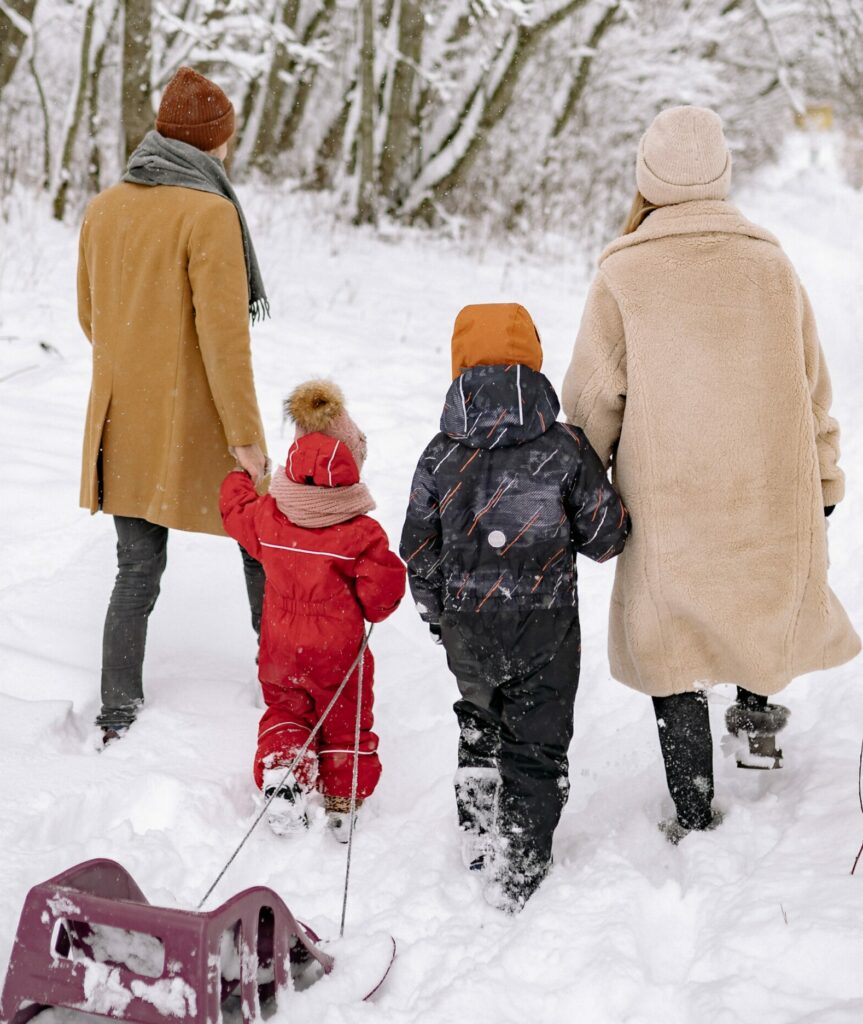 Ansicht von hinten Familie geht durch den Schnee